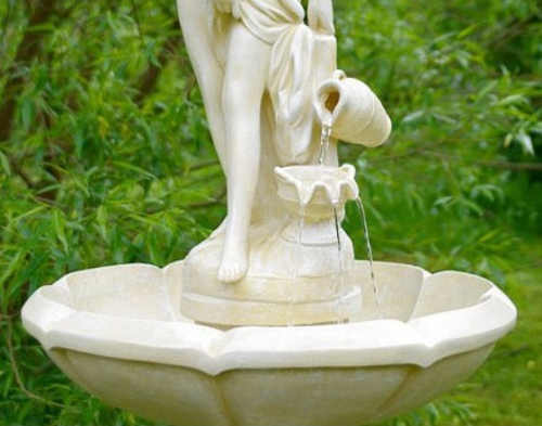 Nádherná zahradní fontána se sochou