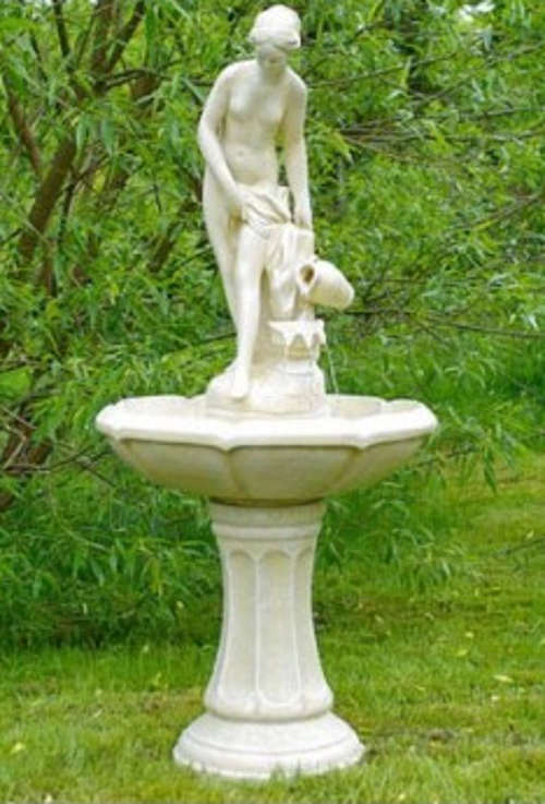 Romantická zahradní kašna se sochou