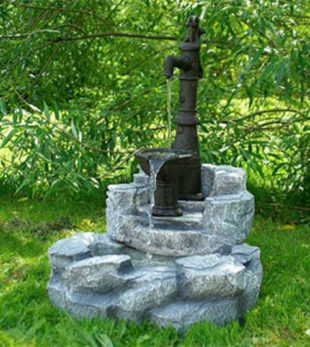Zahradní kašna - fontána s ruční pumpou