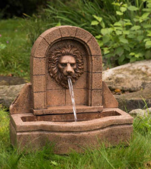 Zahradní kašna voda vytékající ze lví hlavy