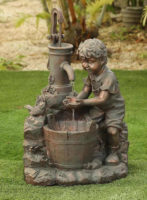 Zahradní kašna chlapeček u pumpy s vědrem